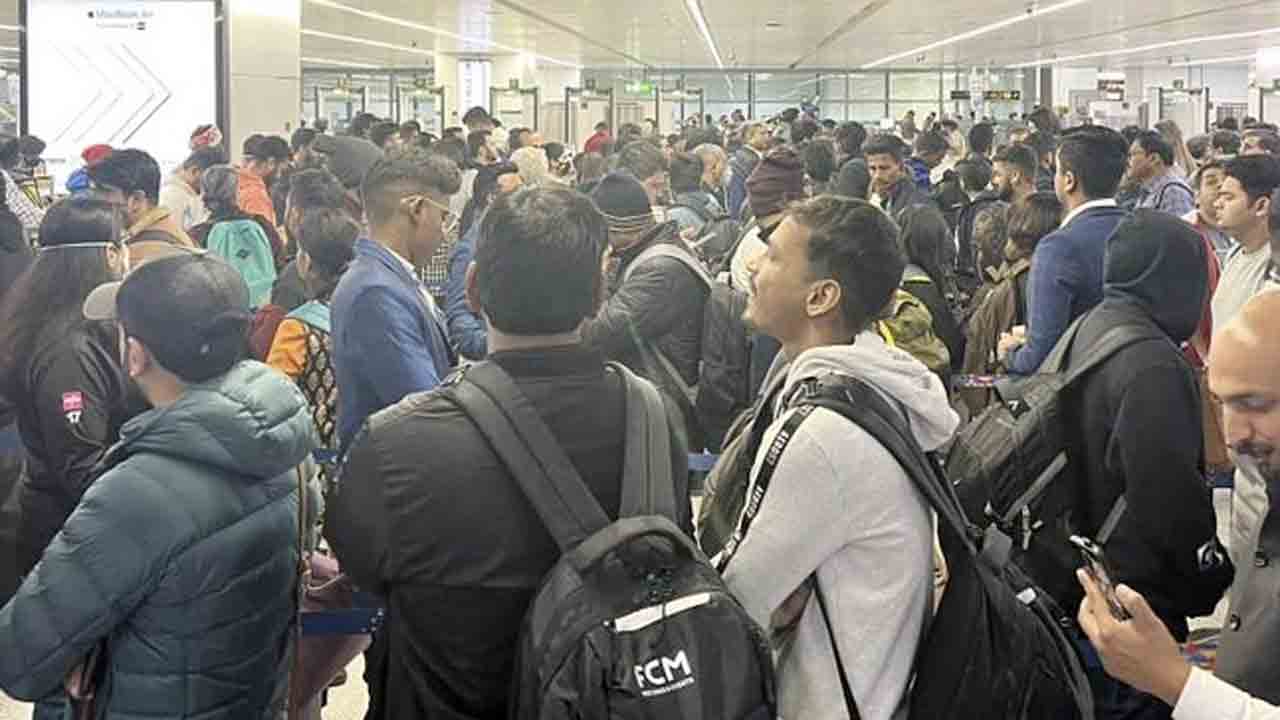 Delhi Airport | ఢిల్లీ ఎయిర్‌పోర్ట్‌లో రద్దీ సమస్య.. మూడున్నర గంటల ముందే రావాలంటున్న ఇండిగో..!