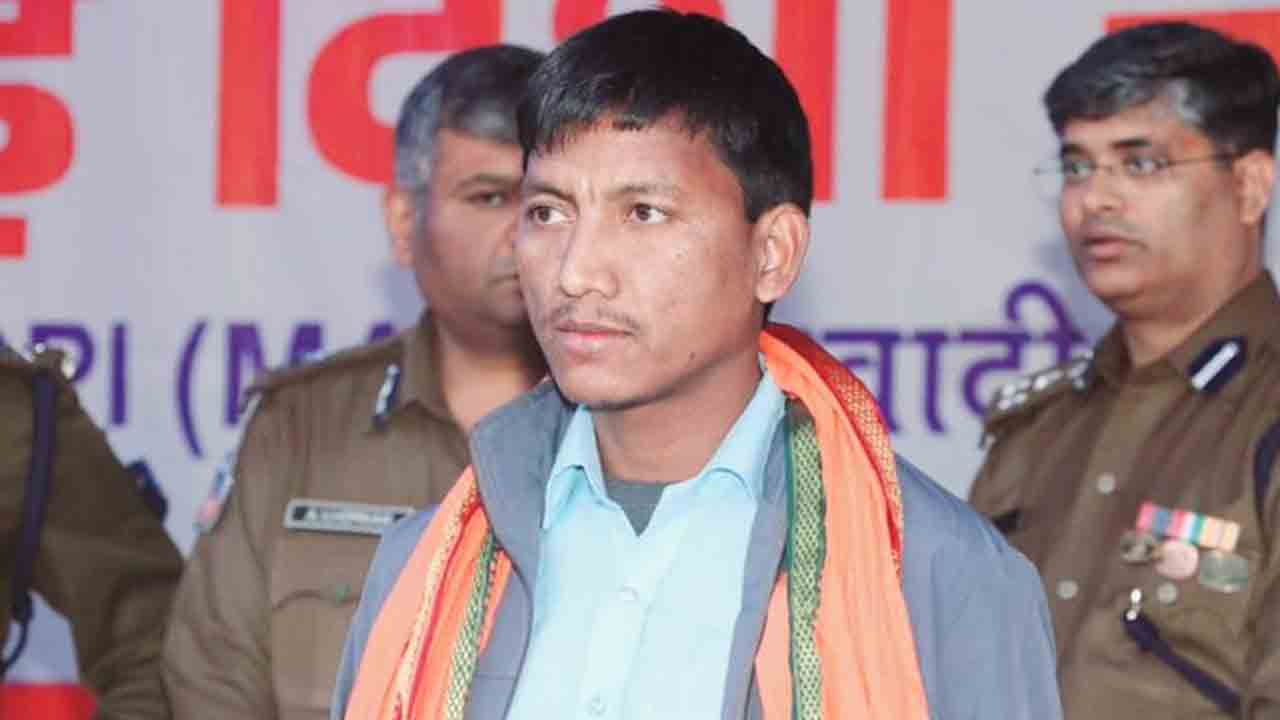 లొంగిపోయిన కీలక నక్సల్‌ నేత.. అతని తలపై రూ.19 లక్షల రివార్డు