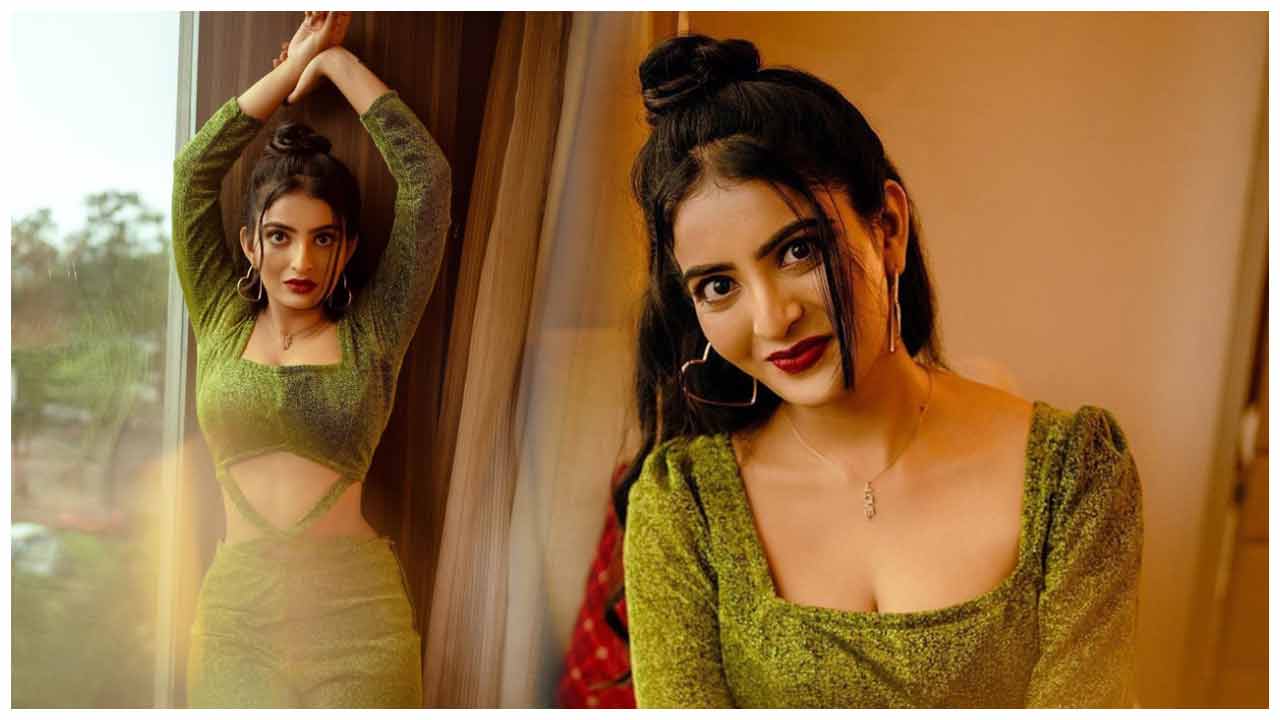 Ananya Nagalla | చిరునవ్వుతో చంపేస్తున్న అనన్య నాగళ్ల..