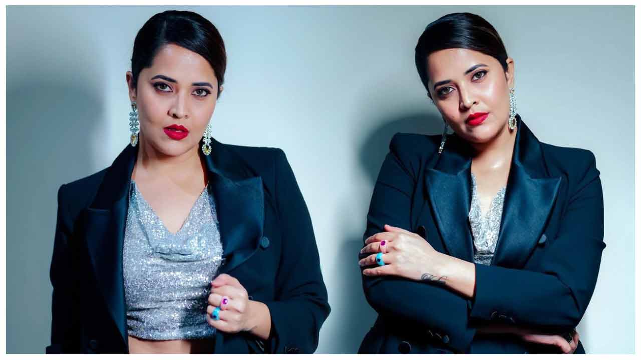 Anasuya Bharadwaj | చూపులతో వలపు బాణాలు విసురుతున్న అనసూయ భరద్వాజ్..