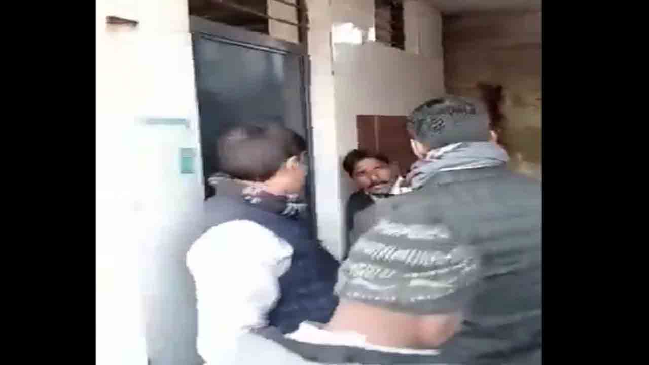 Watch: పారిశుధ్య కార్మికుడిపై బీజేపీ ఎమ్మెల్యే, ఆయన అనుచరులు దాడి