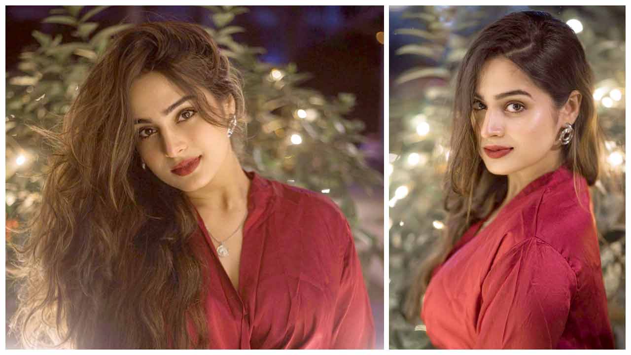 Ayesha Khan | ఎరుపెక్కిన అందంతో కేక‌పుట్టిస్తున్న ఆయేషా ఖాన్‌..