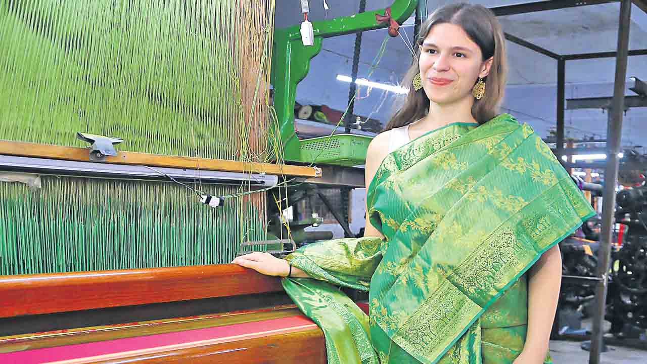 నేతన్న నైపుణ్యానికి అబ్బురపడిన అమెరికన్‌ మహిళ