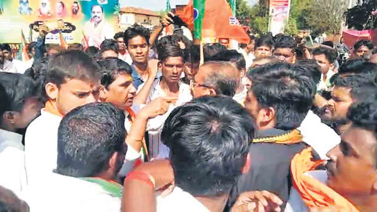 జహీరాబాద్‌ బీజేపీలో కుమ్ములాట