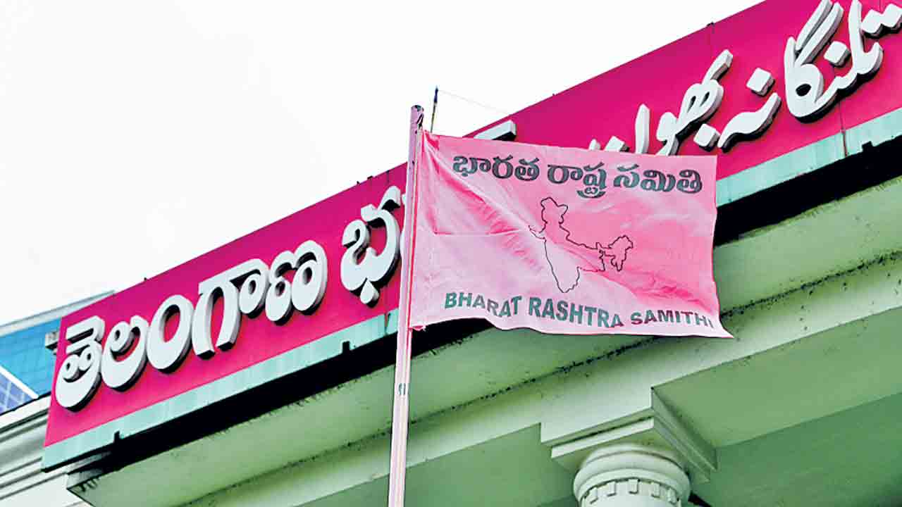 లోక్సభలో బీఆర్ఎస్కు రెండో వరుస సీట్లు