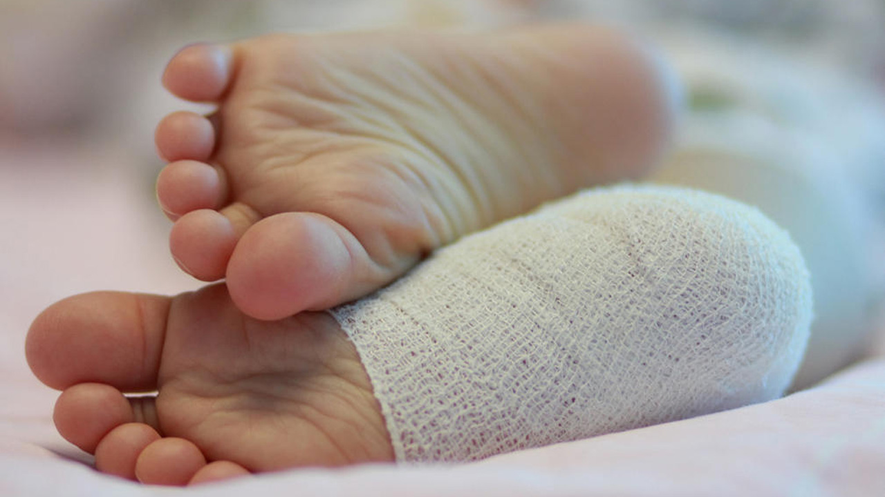 రెండేండ్ల కొడుకును మొదటి అంతస్తు నుంచి విసిరేసి.. మూడో అంతస్తు నుంచి దూకిన తండ్రి..!