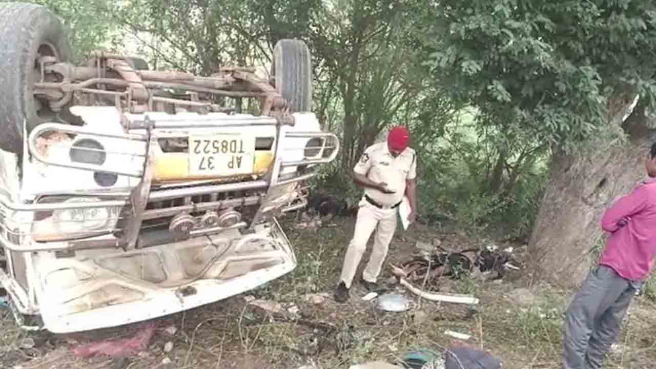 ఆటో బోల్తాపడి నలుగురు అయ్యప్ప భక్తులు మృతి