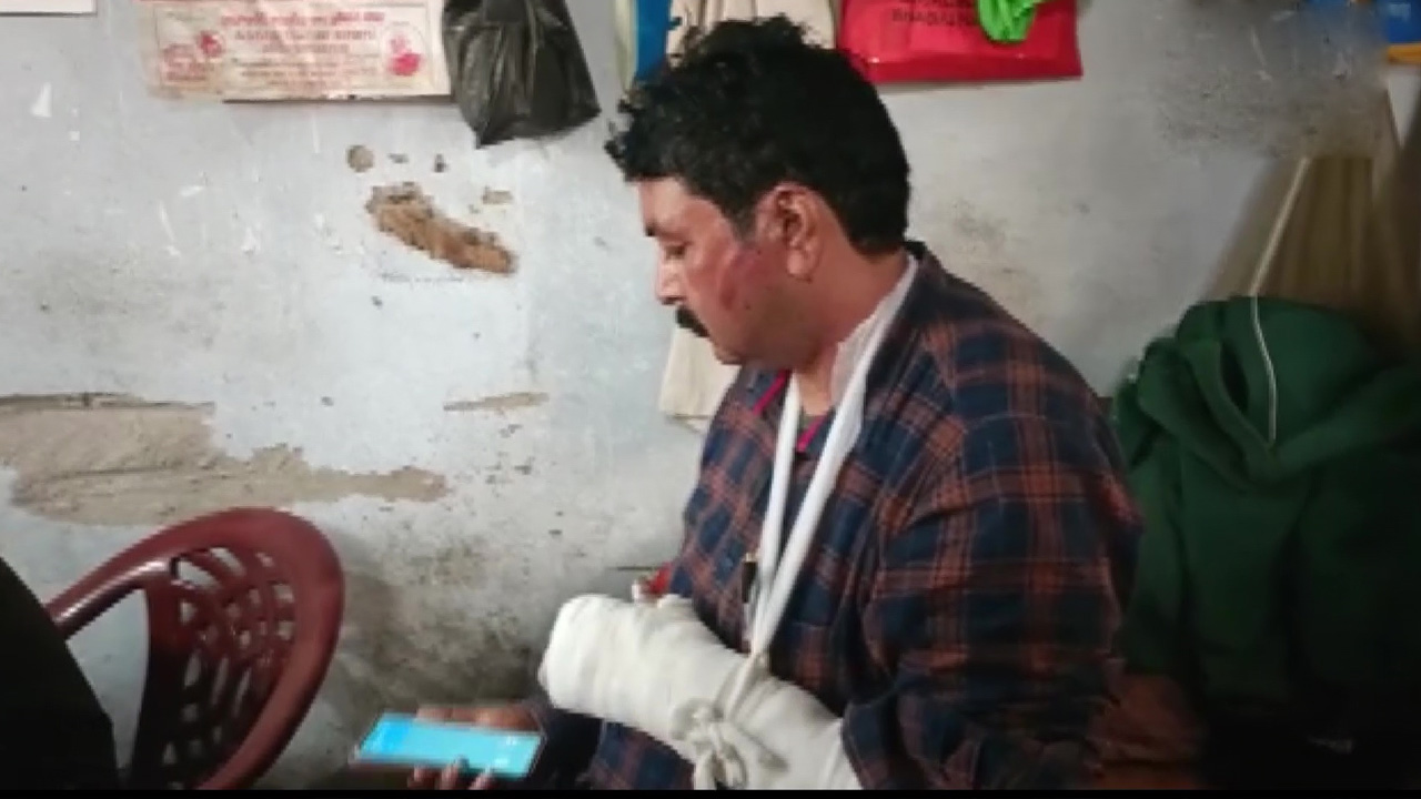 కుటుంబంపై దాడి.. నలుగురికి గాయాలు.. ఘటనలో ఎమ్మెల్యే హస్తం..!