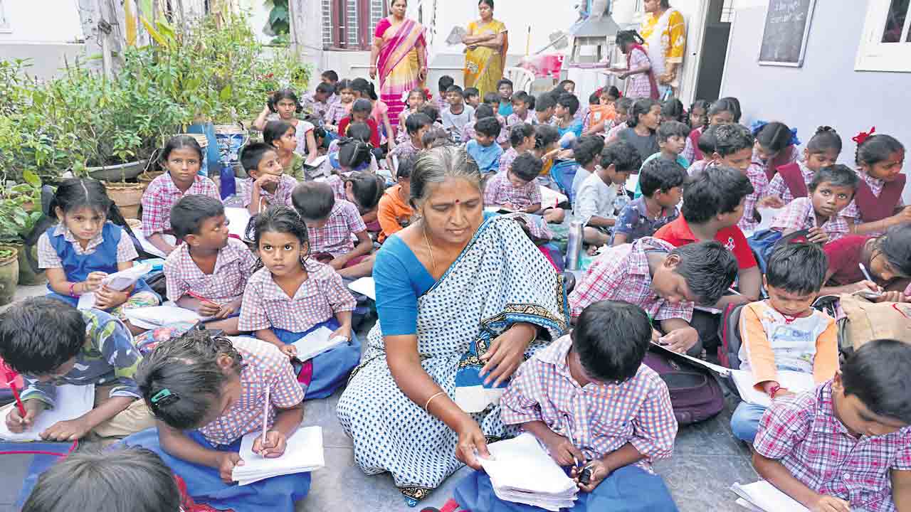 పేద పిల్లలకు.. అన్నం అక్షరం ఆత్మవిశ్వాసం