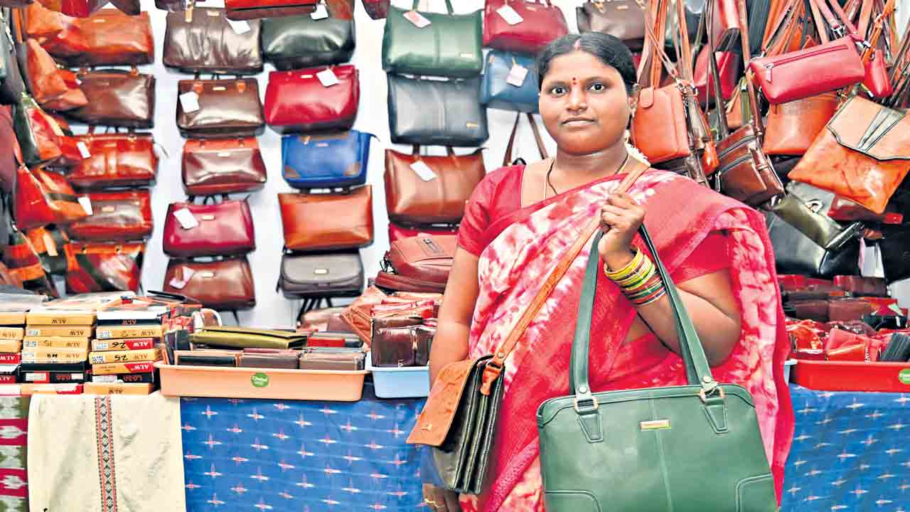 వ్యాపారం.. బ్యాగుంది!