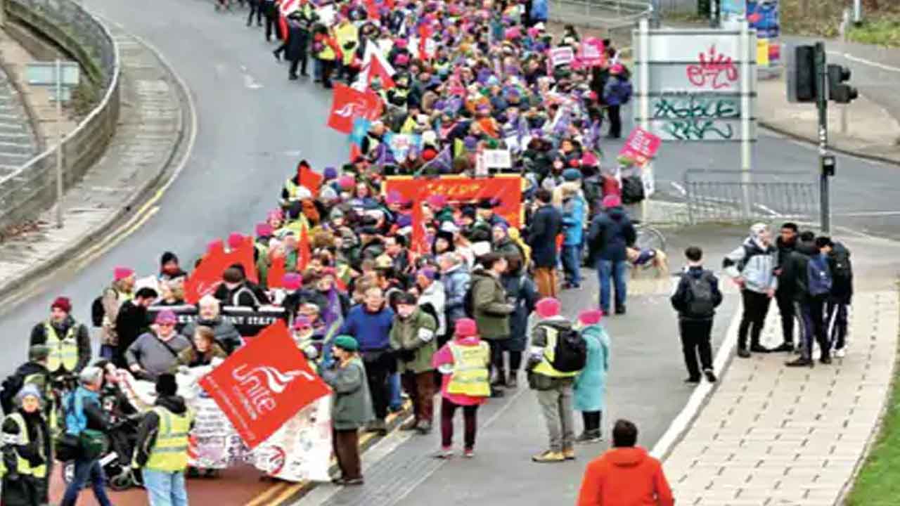 Britain strike | క్రిస్మస్‌ వేళ బ్రిటన్‌లో సమ్మె.. రైల్‌, విమాన సర్వీసులకు అంతరాయం