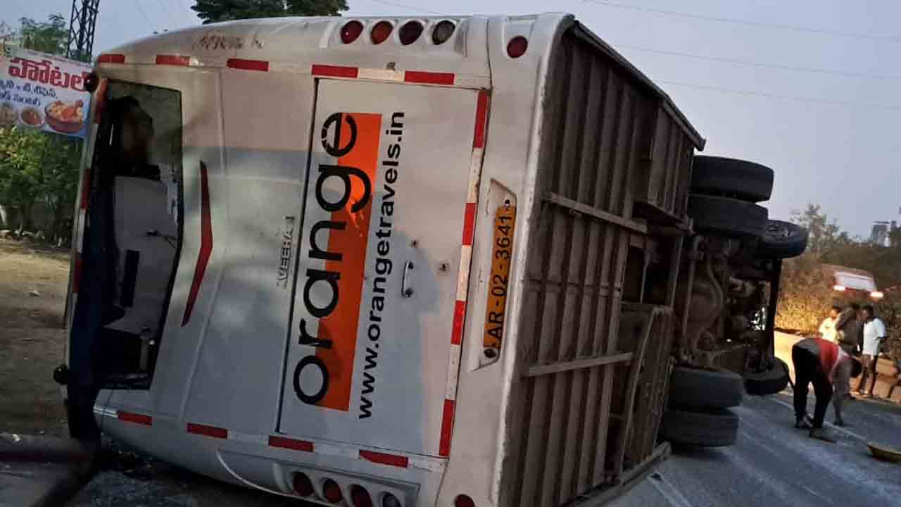 నల్లగొండ జిల్లాలో ప్రైవేట్‌ ట్రావెల్స్ బస్సు బోల్తా.. 9 మందికి గాయాలు