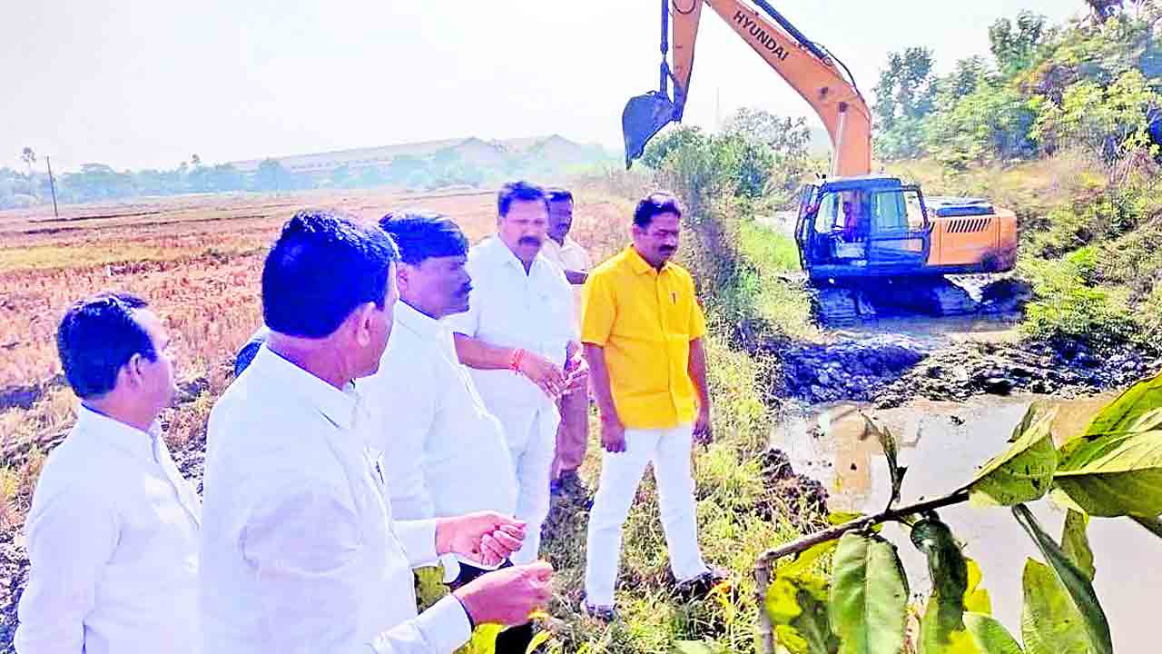 చివరి ఆయకట్టు వరకూ నీరందించాలి