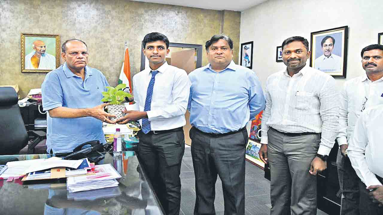 పైలట్‌గా గురుకుల విద్యార్థి