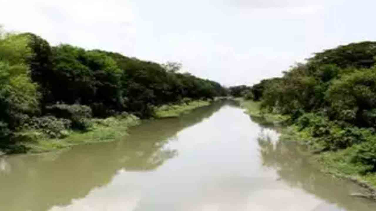 ఫోన్‌లో భర్తతో గొడవ.. ఆగ్రహంతో కుమారుడ్ని కాలువలో పడేసిన మహిళ