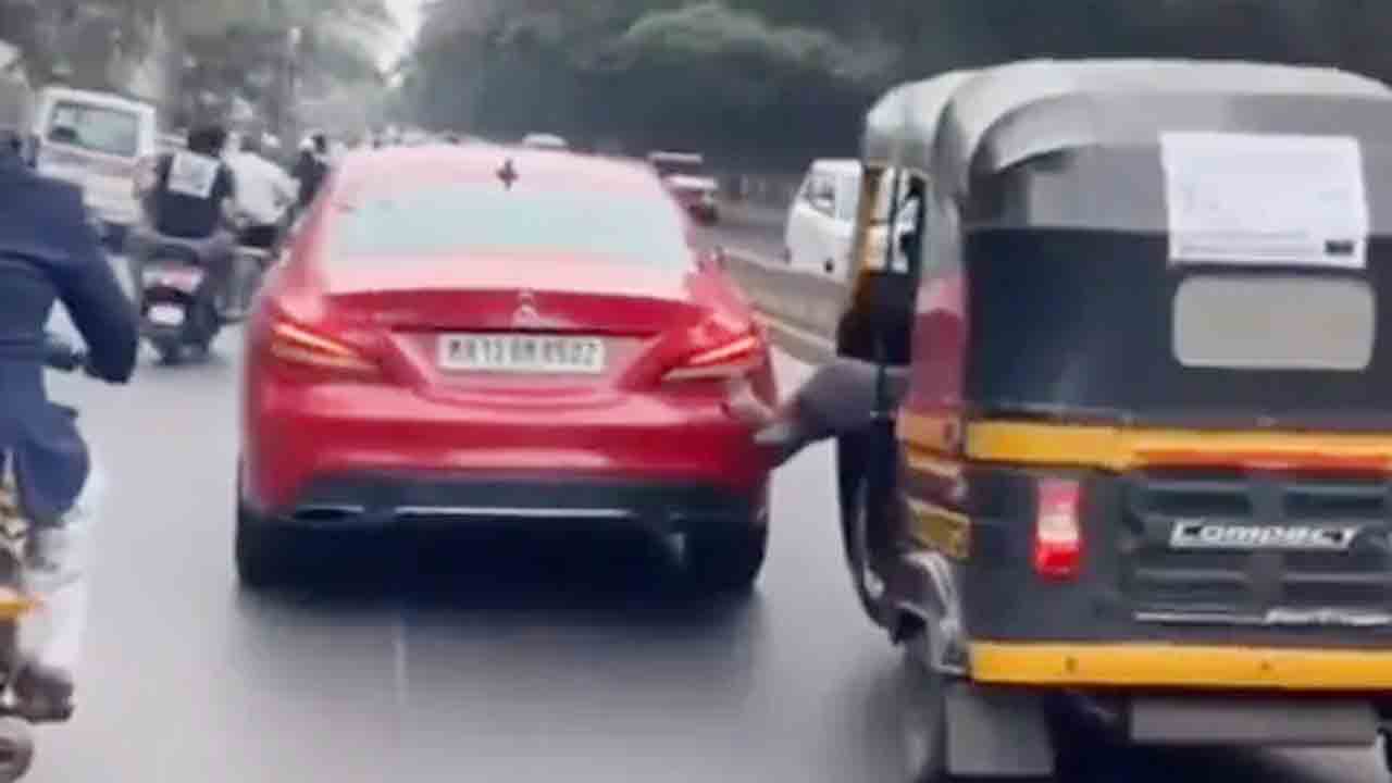 Viral Video | బెంజ్‌కారును కాలితో తోసుకెళ్లిన ఆటో డ్రైవర్‌..!