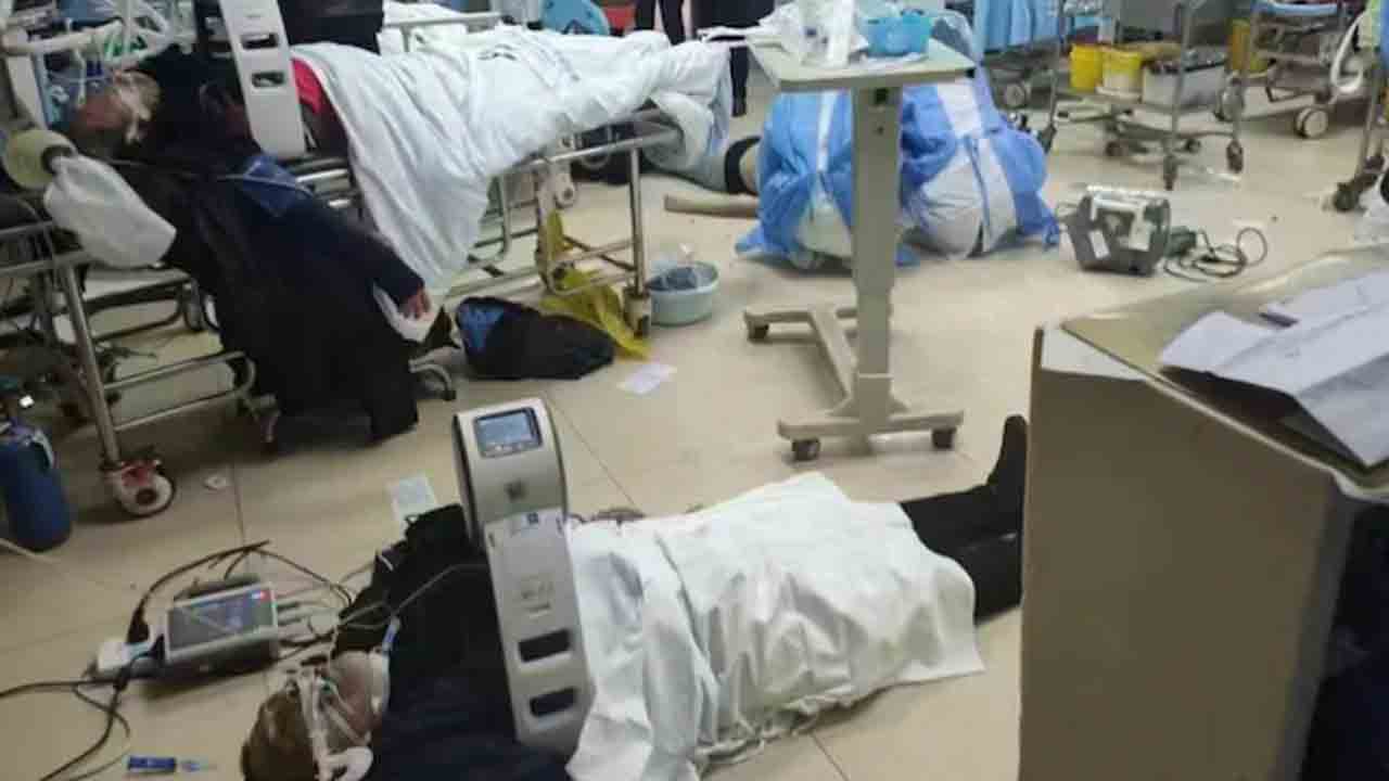 కరోనా రోగులకు నేలపై చికిత్సలు.. అలసటతో కుప్పకూలుతున్న చైనా వైద్యులు