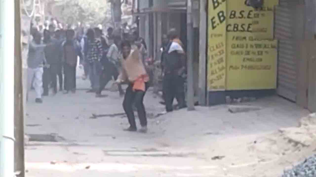 లోకల్‌ బాడీ ఎన్నికల్లో ఘర్షణ.. కొట్టుకున్న అభ్యర్థుల మద్దతుదారులు.. వీడియో