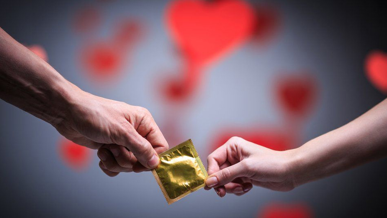 Condoms for youth: ఫ్రాన్స్‌లో యువతకు ఫ్రీగా కండోమ్‌లు.. ఎందుకో తెలుసా..?