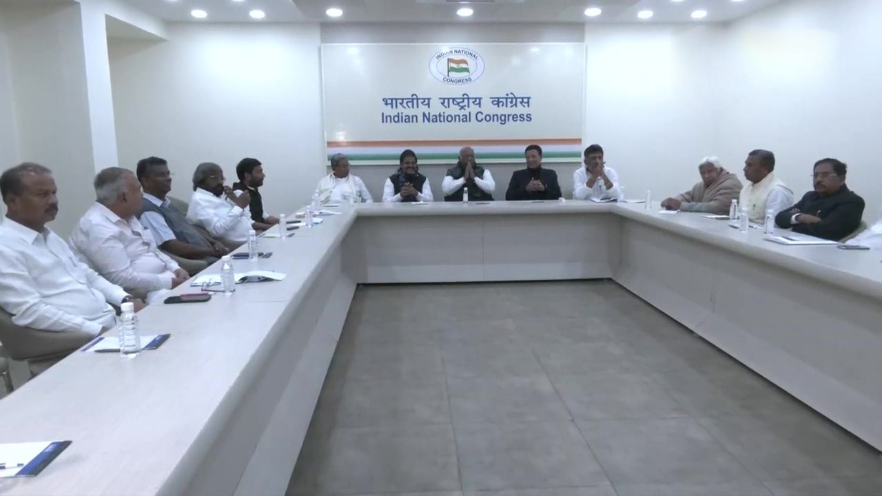 కర్ణాటక కాంగ్రెస్‌ నేతలతో మల్లిఖార్జున ఖర్గే సమావేశం