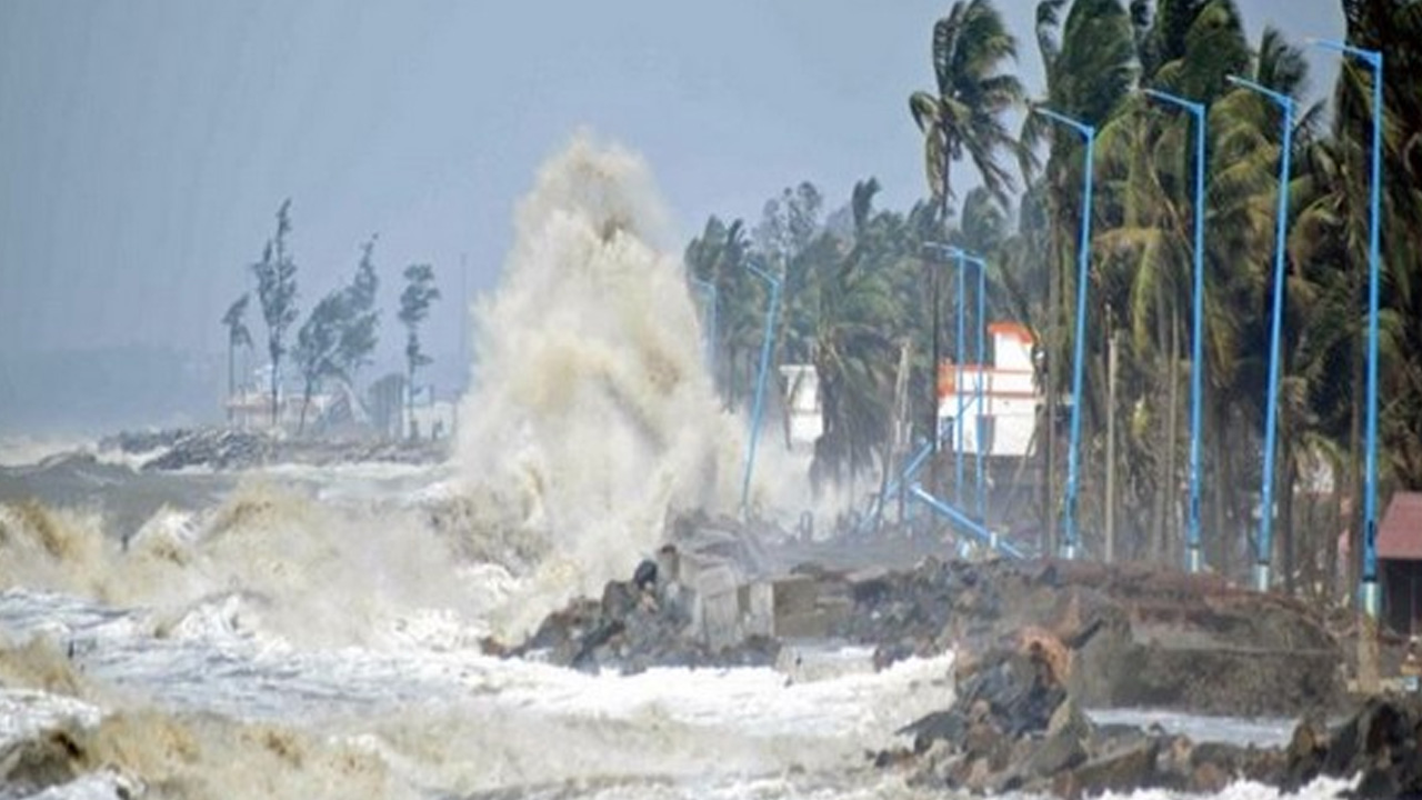 దూసుకొస్తున్న మండూస్‌ తుఫాను.. ఆ మూడు జిల్లాలకు రెడ్‌ అలర్ట్