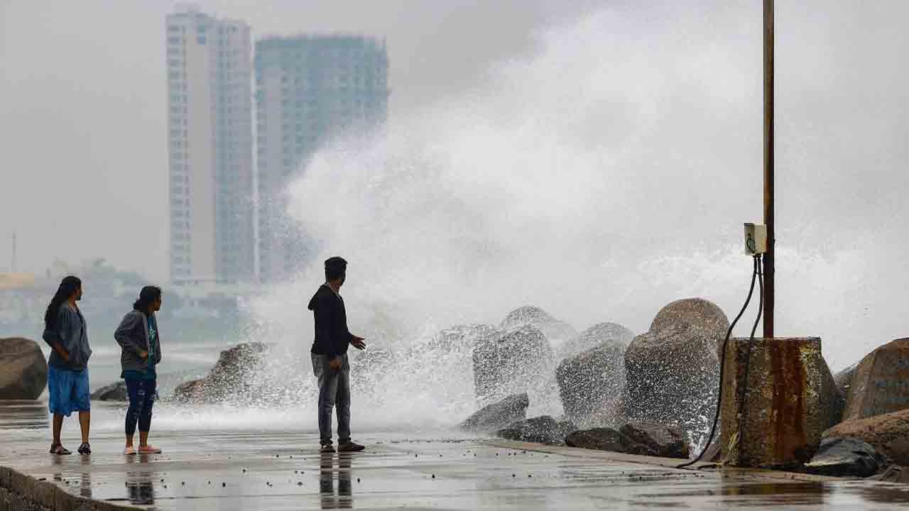 Cyclone Mandous | పాఠశాలలు, కళాశాలలకు సెలవు ప్రకటించిన తమిళనాడు ప్రభుత్వం