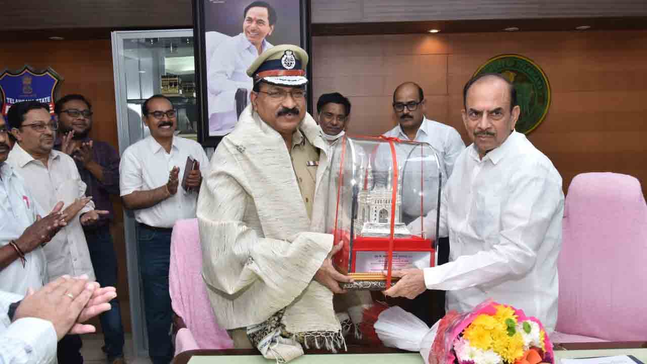 డీజీపీ మహేందర్ రెడ్డి సేవలు ప్రశంసనీయం : హోంశాఖ మంత్రి