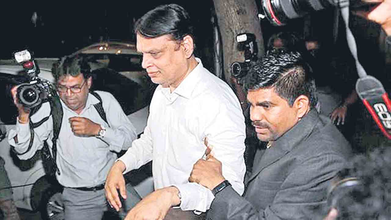 వీడియోకాన్‌ బాస్‌ ధూత్‌ అరెస్ట్‌