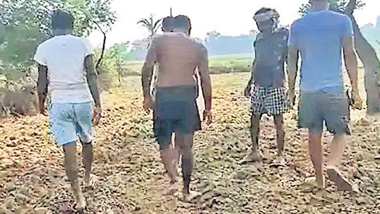 రోడ్డును దొంగలు ఎత్తుకెళ్లారు!