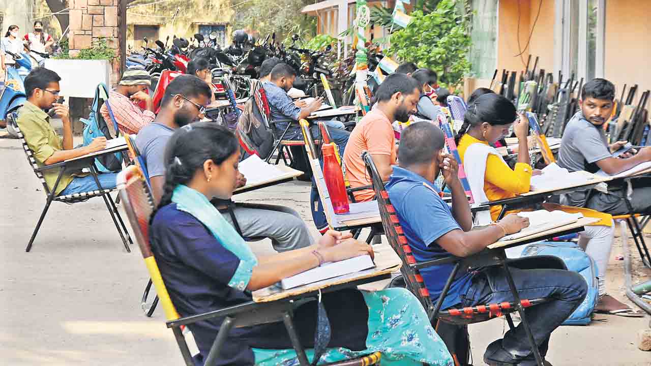 జూనియర్‌ లెక్చరర్‌ పోస్టులు 1,392