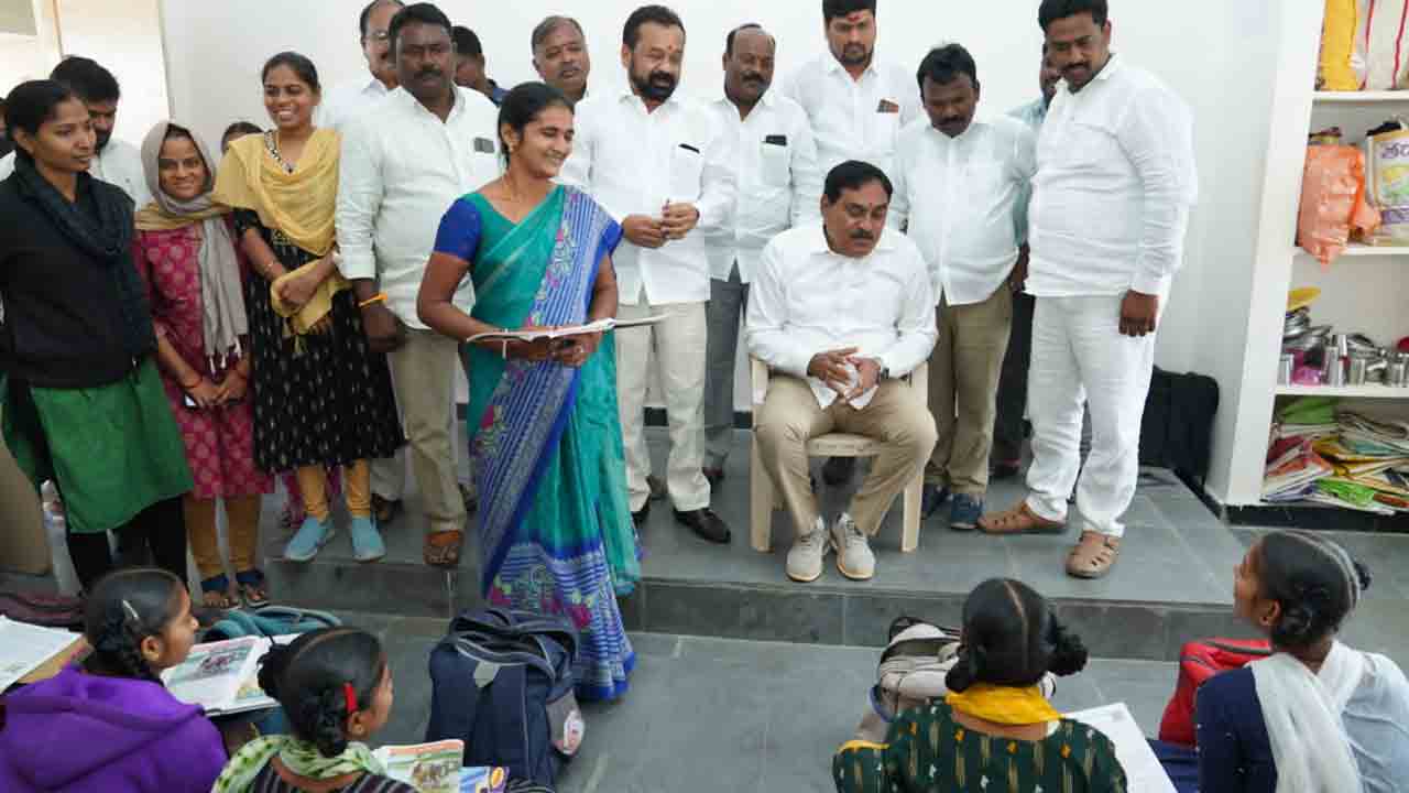 కస్తూర్బా విద్యాలయాన్ని తనిఖీ చేసిన మంత్రి దయాకర్‌రావు