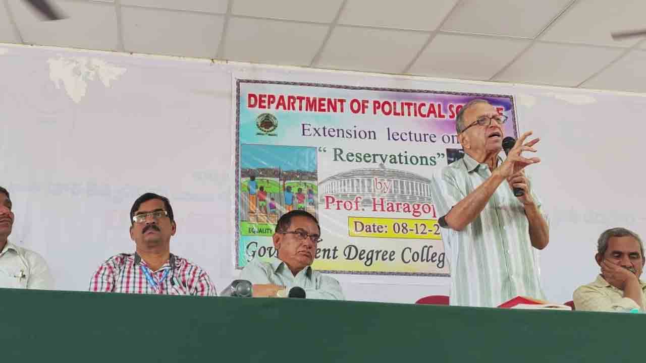 రిజర్వేషన్లతో కేంద్రం చెలగాటం