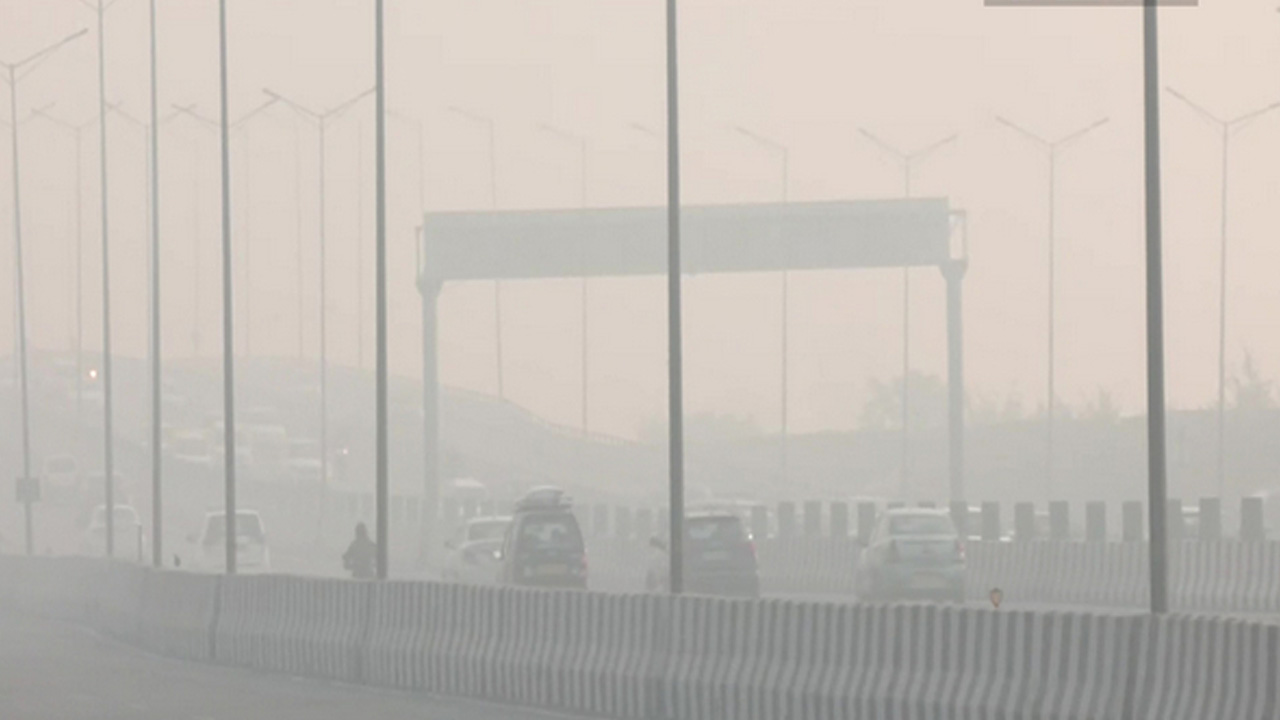 ఢిల్లీలో అధ్వాన్నంగా గాలి నాణ్యత.. దట్టంగా కమ్మిన పొగమంచు