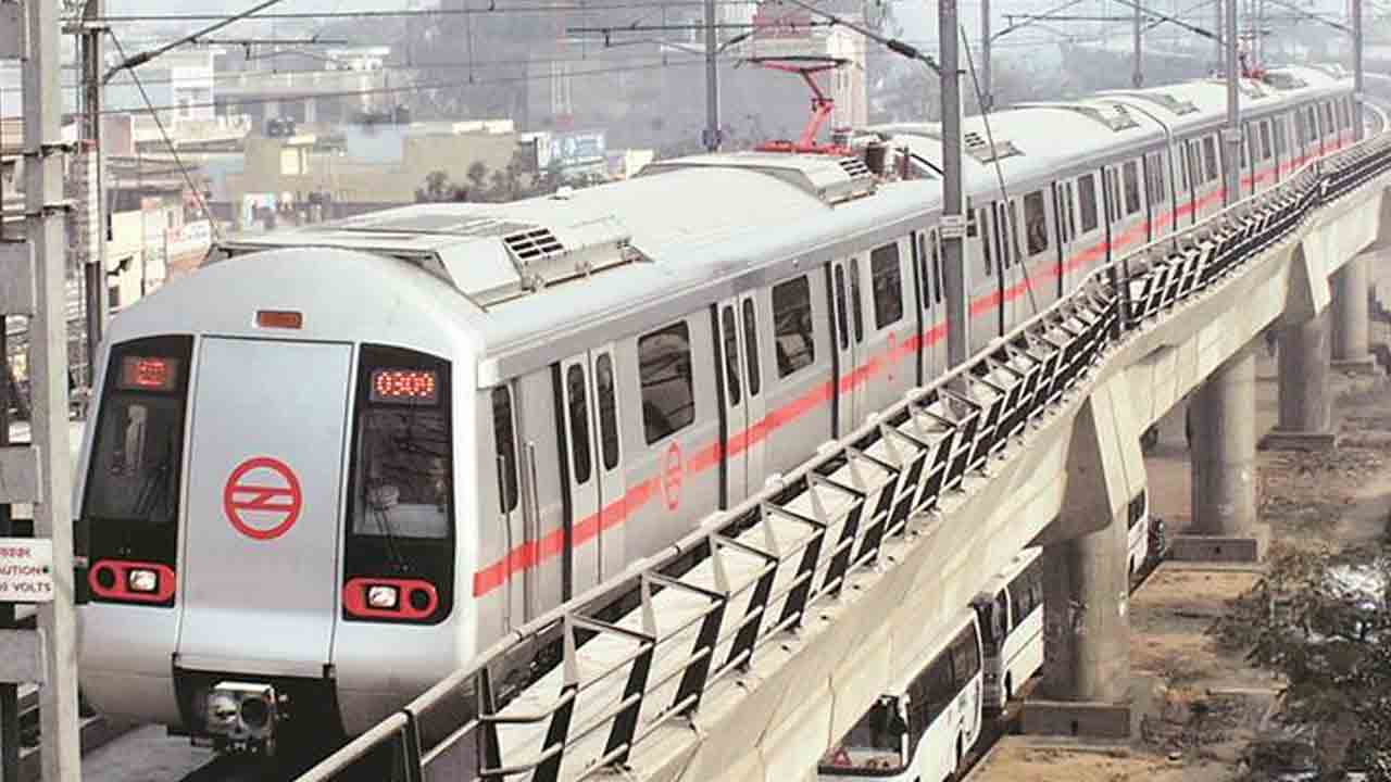 మెట్రో ట్రాక్‌పై పడిన మెడిసన్‌ డ్రోన్‌.. గంటసేపు నిలిచిన రైలు సర్వీసులు