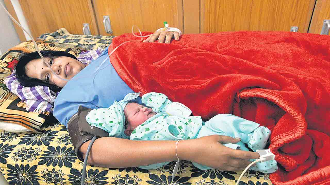 సర్కార్‌ దవాఖానలో జడ్జి ప్రసవం.. ఇతరులకు ఆదర్శంగా జస్టిస్‌ షాలిని