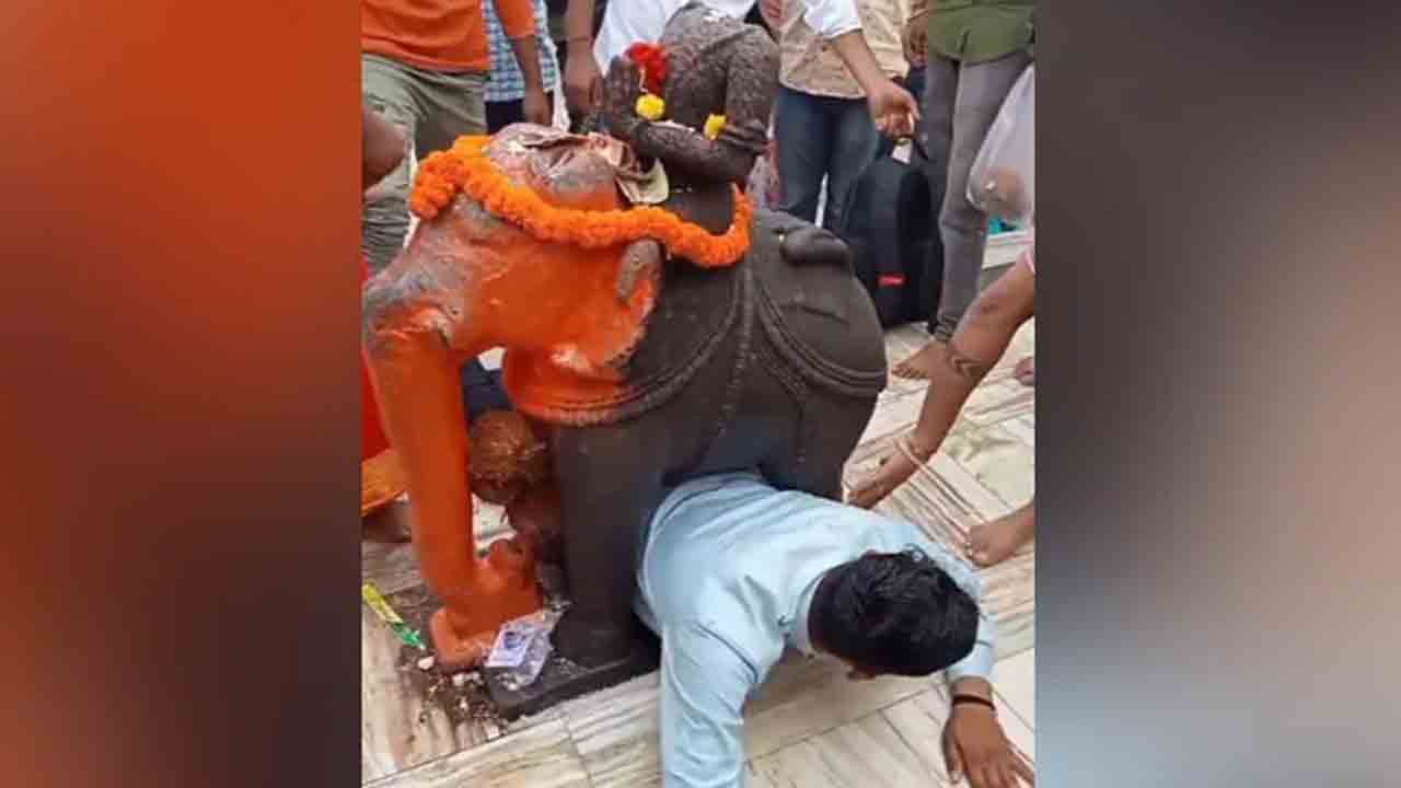 Viral Video: గుడిలోని ఏనుగు విగ్రహం కింద ఇరుక్కున భక్తుడు.. తర్వాత ఏమైందంటే?
