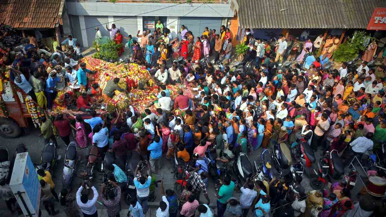 లక్ష్మికి కన్నీటి వీడ్కోలు.. అంతిమయాత్రకు తరలివచ్చిన వేలమంది ప్రజలు..!