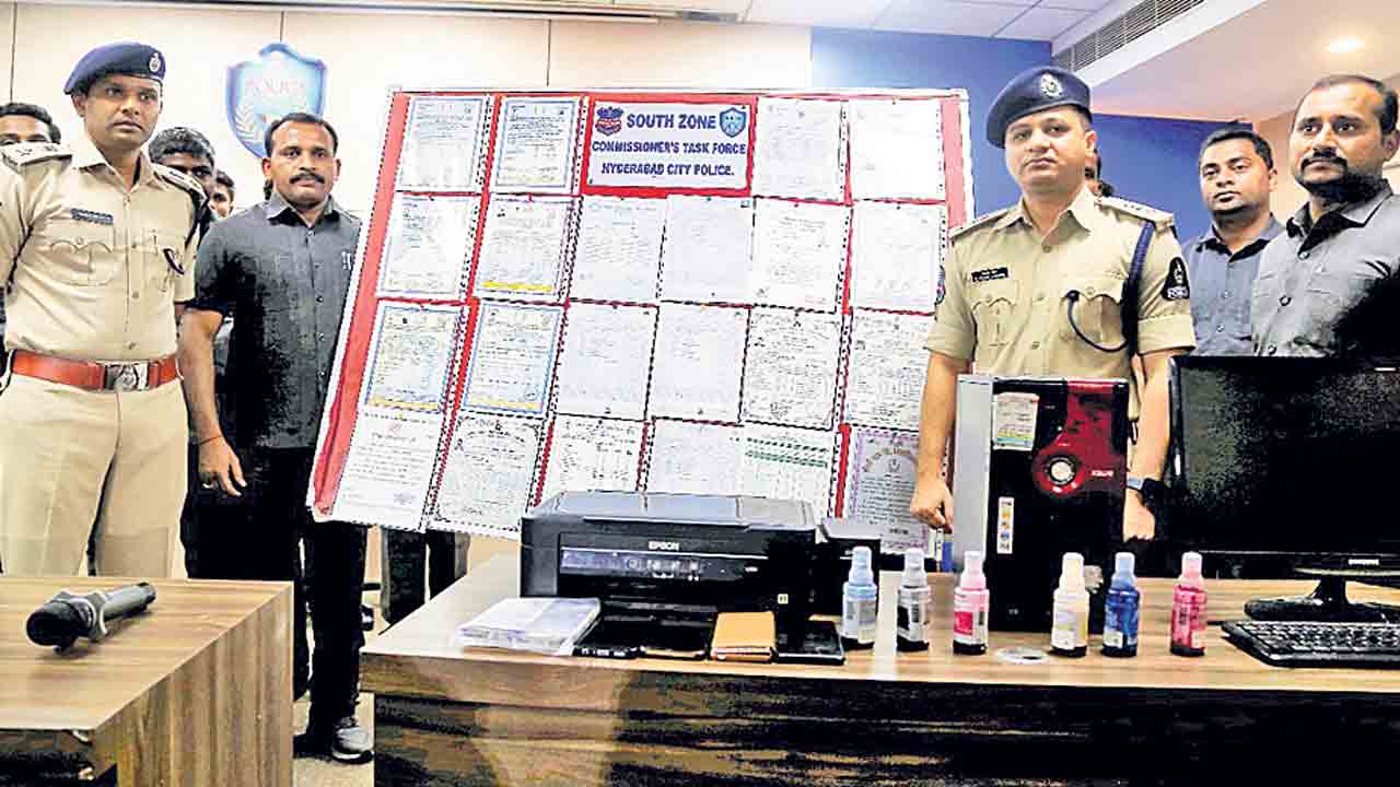 నకిలీ సర్టిఫికెట్లు.. నమ్మించేందుకు వెబ్ సైట్లు