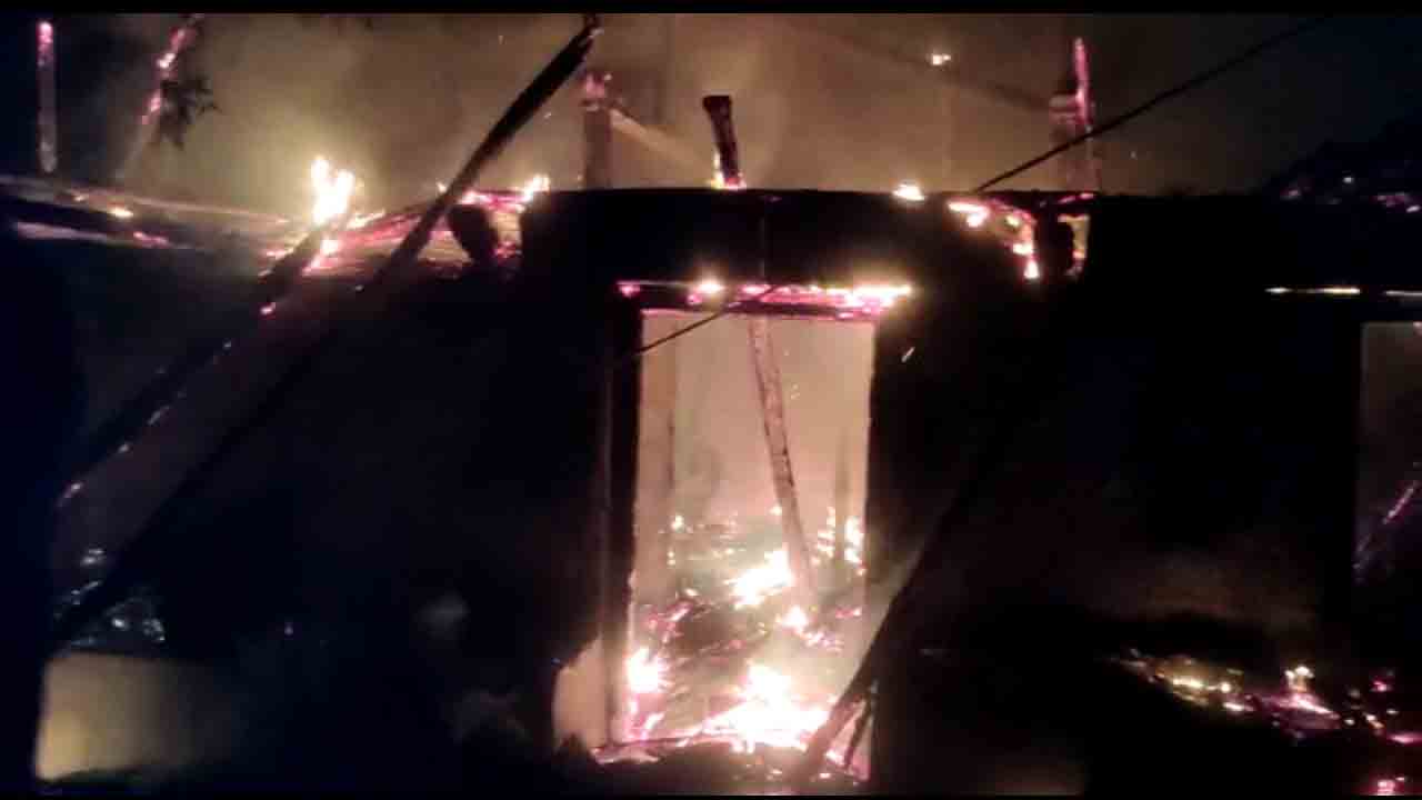 ఇంట్లో చెలరేగిన మంటలు.. ఆరుగురు సజీవదహనం