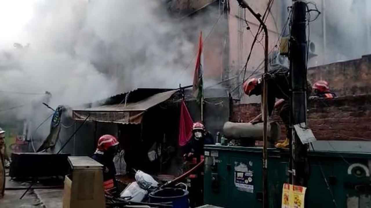 Fire @ Delhi | ఢిల్లీ వికాస్‌పురిలో భారీ అగ్నిప్రమాదం.. మంటలు ఆర్పుతున్న 18 ఫైరింజన్లు