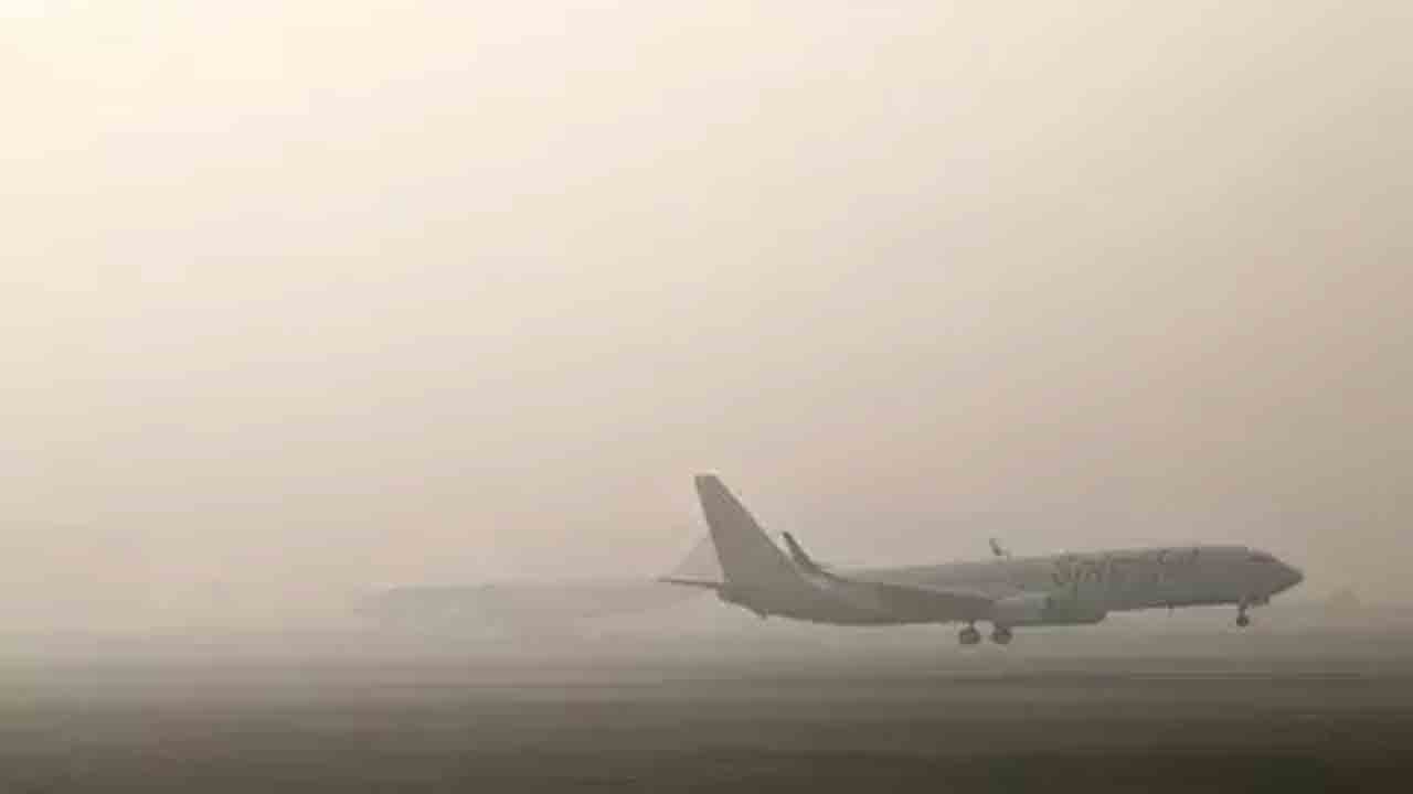 శంషాబాద్‌ విమానాశ్రయాన్ని కమ్మేసిన పొగమంచు.. విమానాలు దారి మళ్లింపు