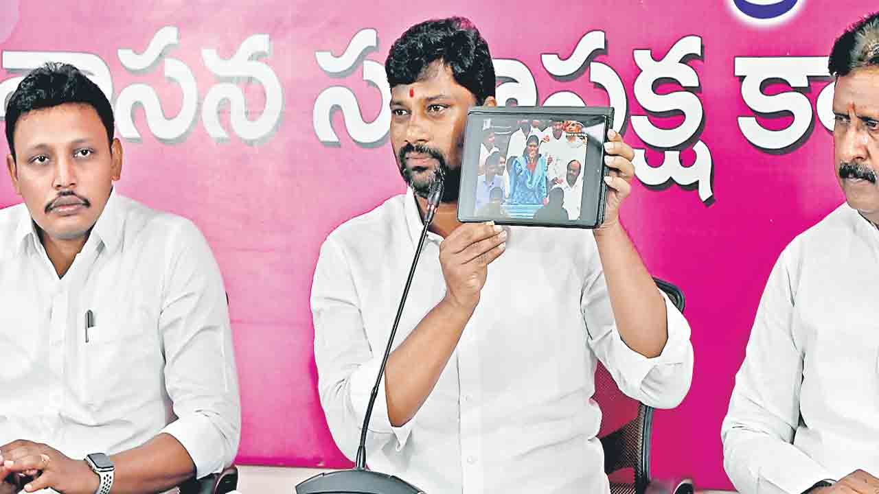 షర్మిల కుటుంబం తెలంగాణ ద్రోహి
