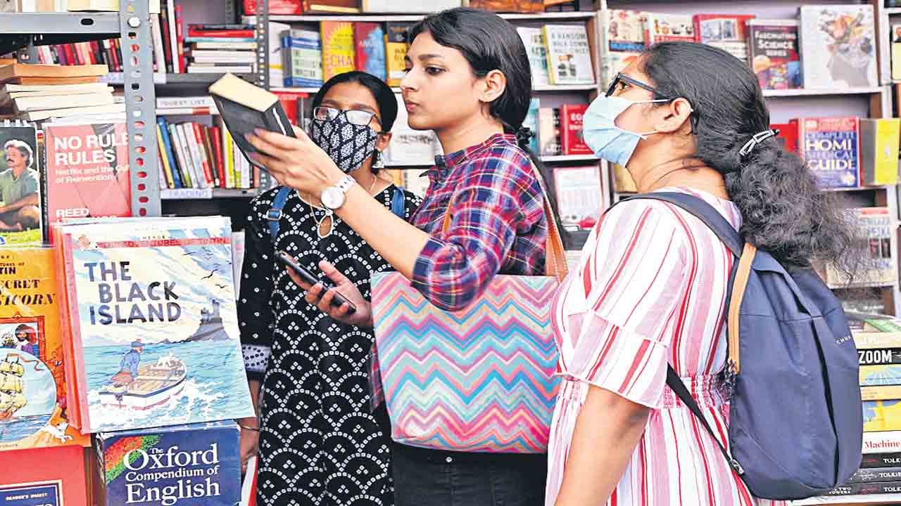 పుస్తకాల పూదోట.. 8వ రోజు భారీగా తరలివచ్చిన సందర్శకులు