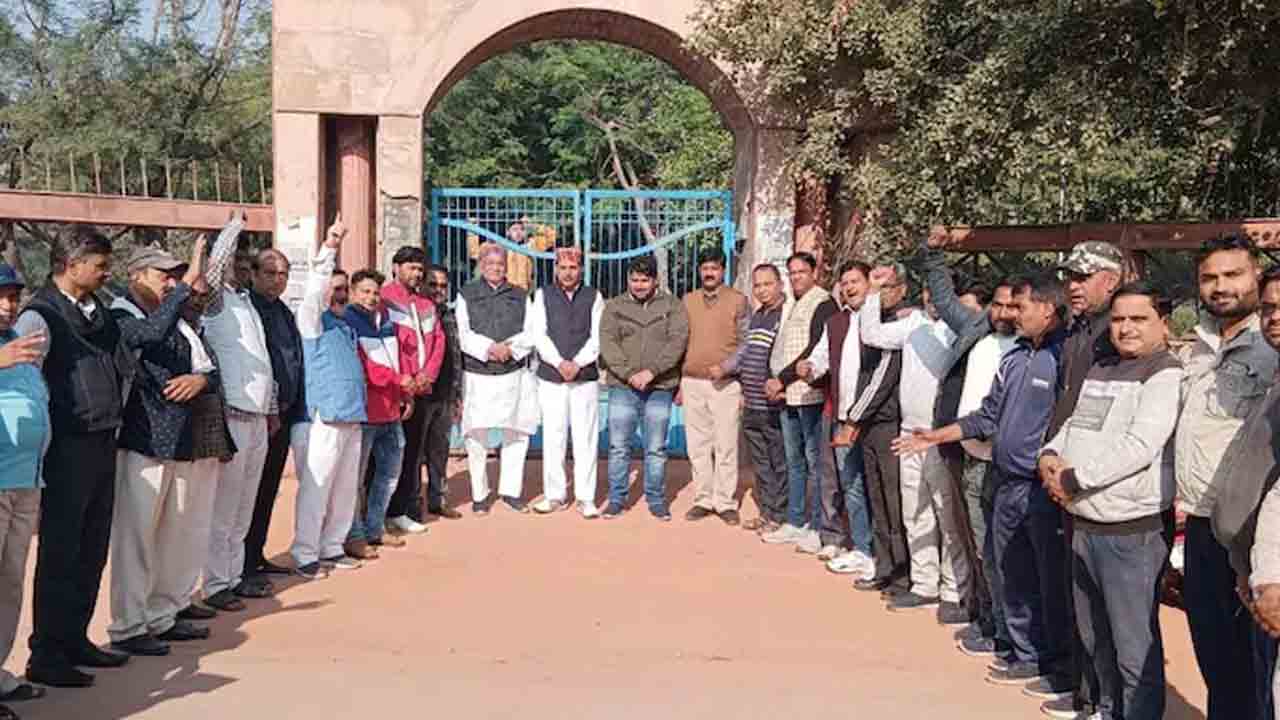 సర్వే పేరుతో జీఎస్టీ అధికారులు వేధిస్తున్నారు.. మంత్రులు, ఎమ్మెల్యేలను అడ్డుకుంటున్న యూపీ వ్యాపారులు