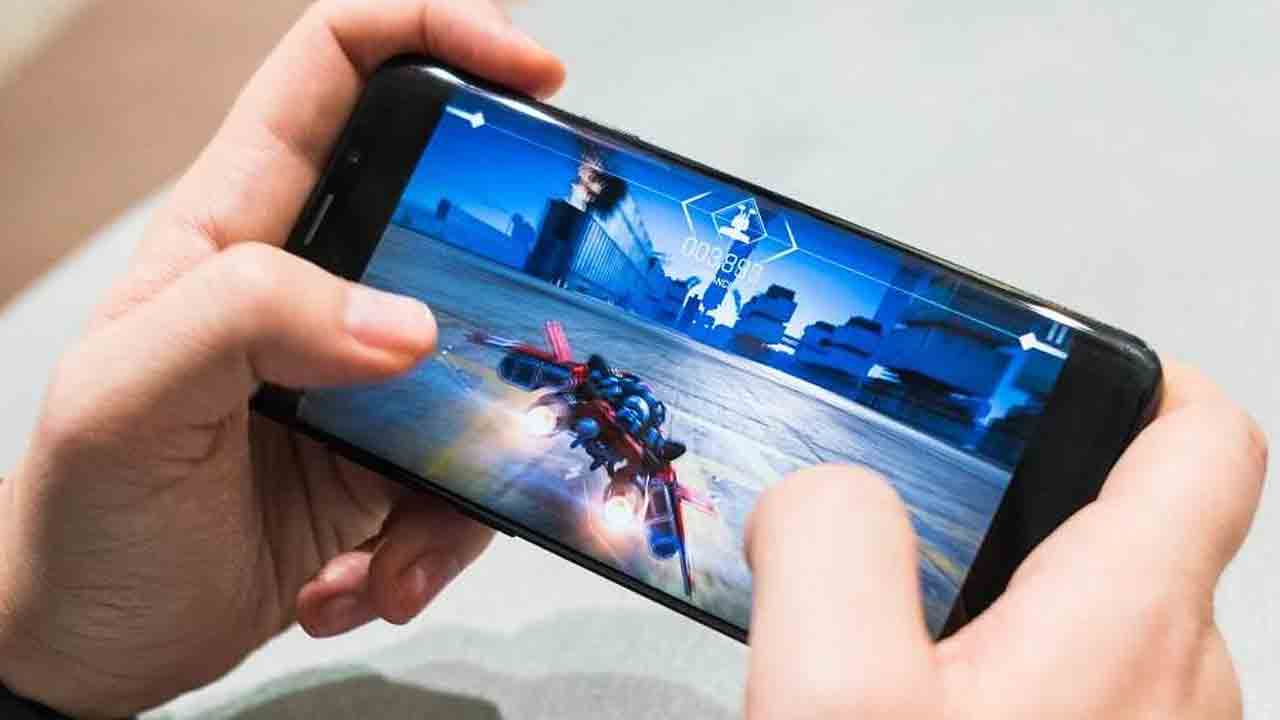 మొబైల్‌లో గేమ్‌ ఆడి కోటి రూపాయలు పోగొట్టిన డిగ్రీ విద్యార్థి..!