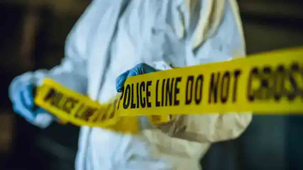 కూతురి కాలేజీ ఫీజు చెల్లించలేక తండ్రి ఆత్మహత్య