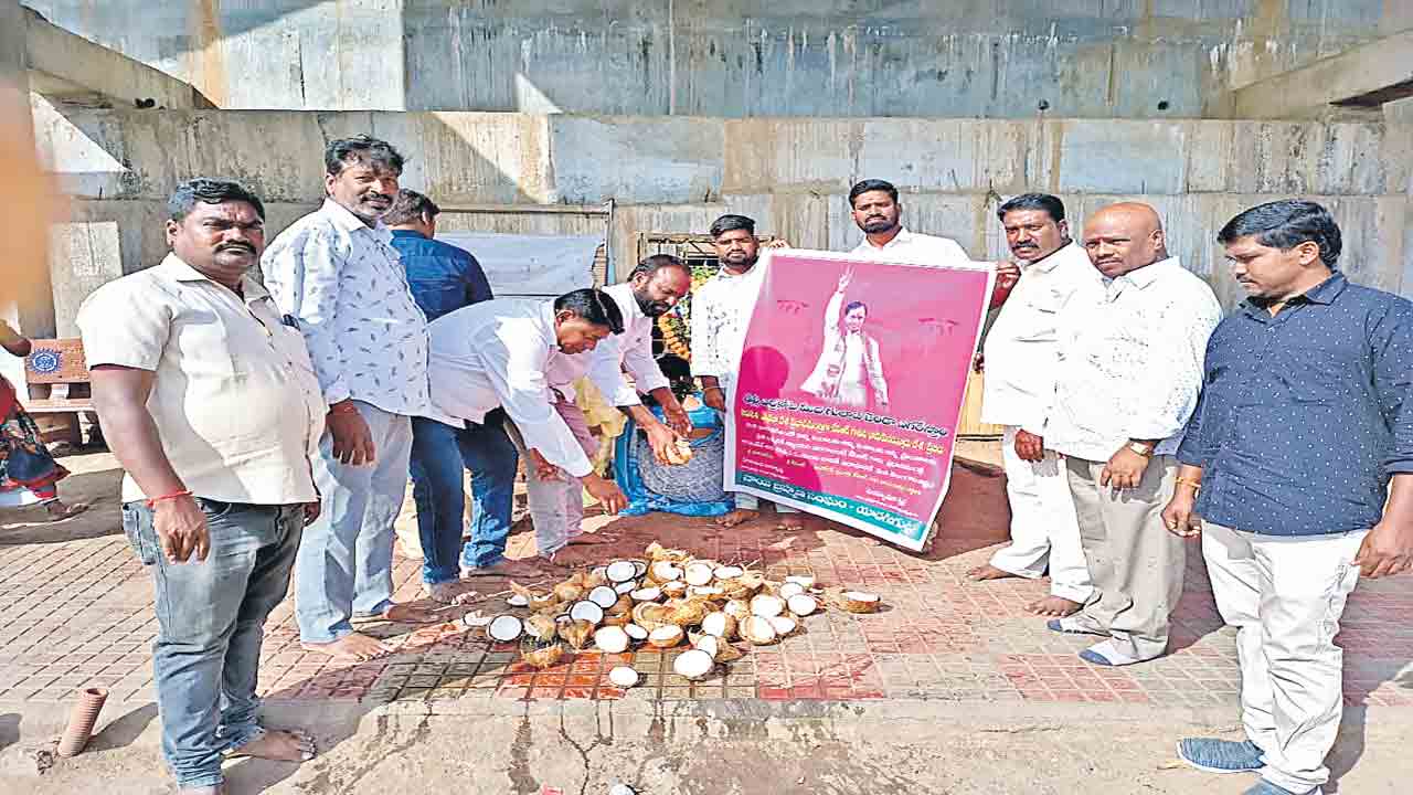 కేసీఆర్‌ ప్రధాని కావాలని గుట్టలో పూజలు