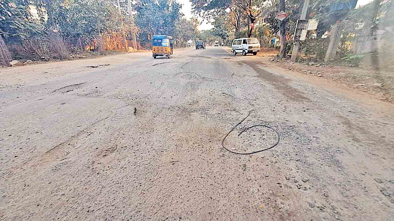 రోడ్డును బాగు చేయండి సారూ..