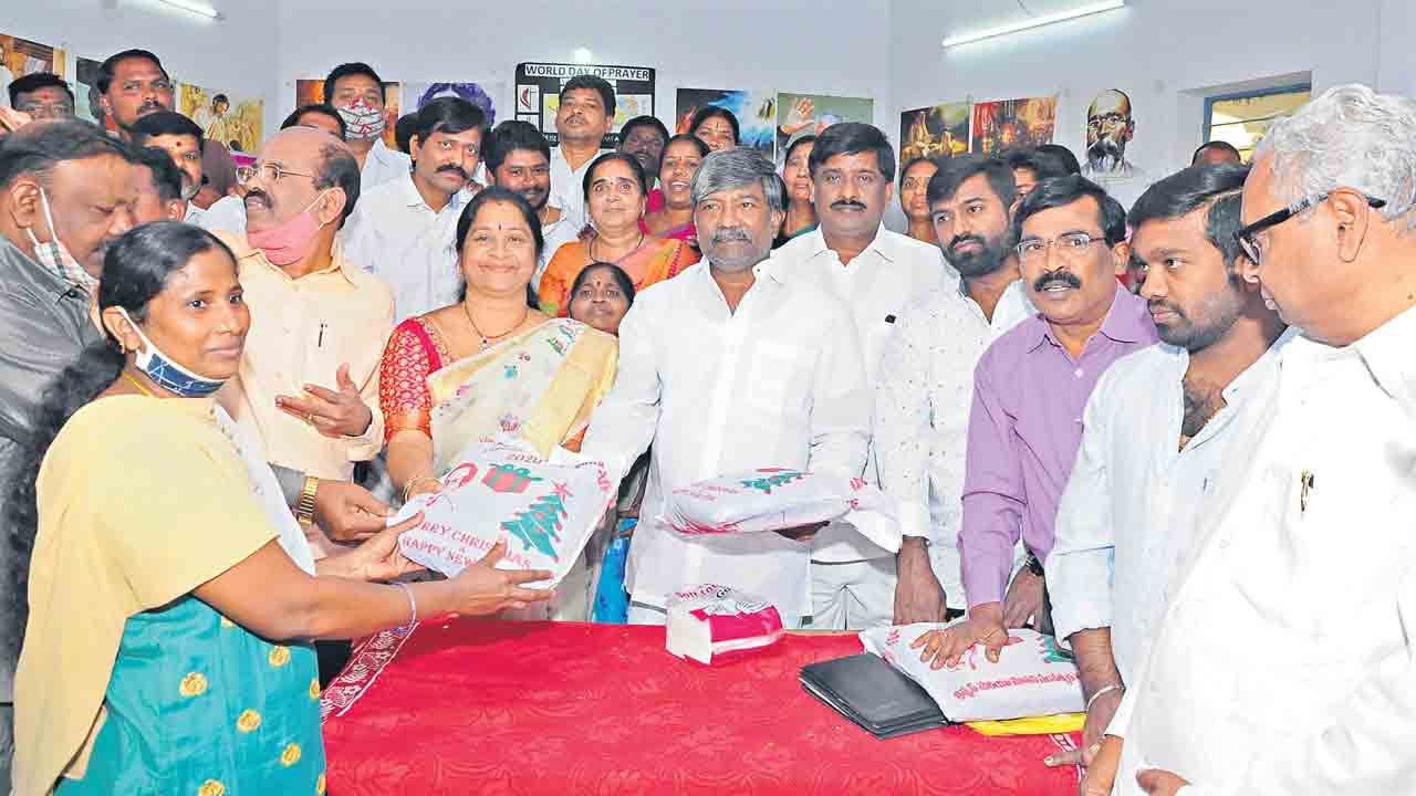 క్రిస్మస్‌ కానుకలు సిద్ధం