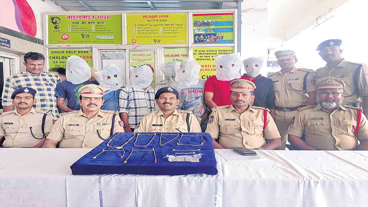 చైన్‌స్నాచింగ్‌లకు పాల్పడుతున్న .. అంతర్రాష్ట్ర ముఠా అరెస్ట్‌